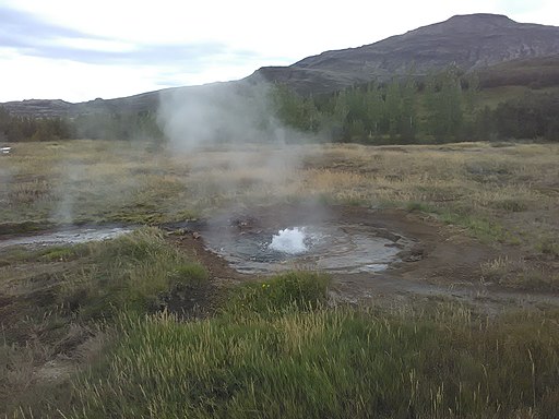 Geysir im Süden Island. Beginnender Ausbruch.